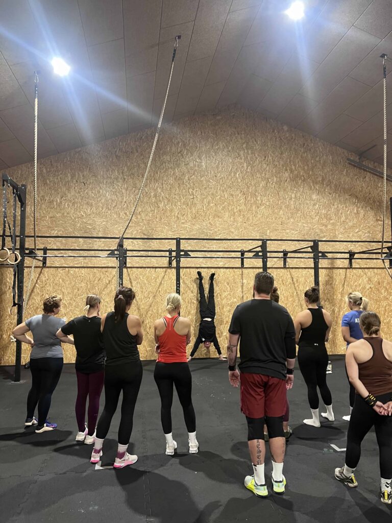 Skill og gymnastic holdtræning hos Klubben Djursland i Hornslet. Lær at stå på hænder, lave pull-up og andre svære crossfit øvelser